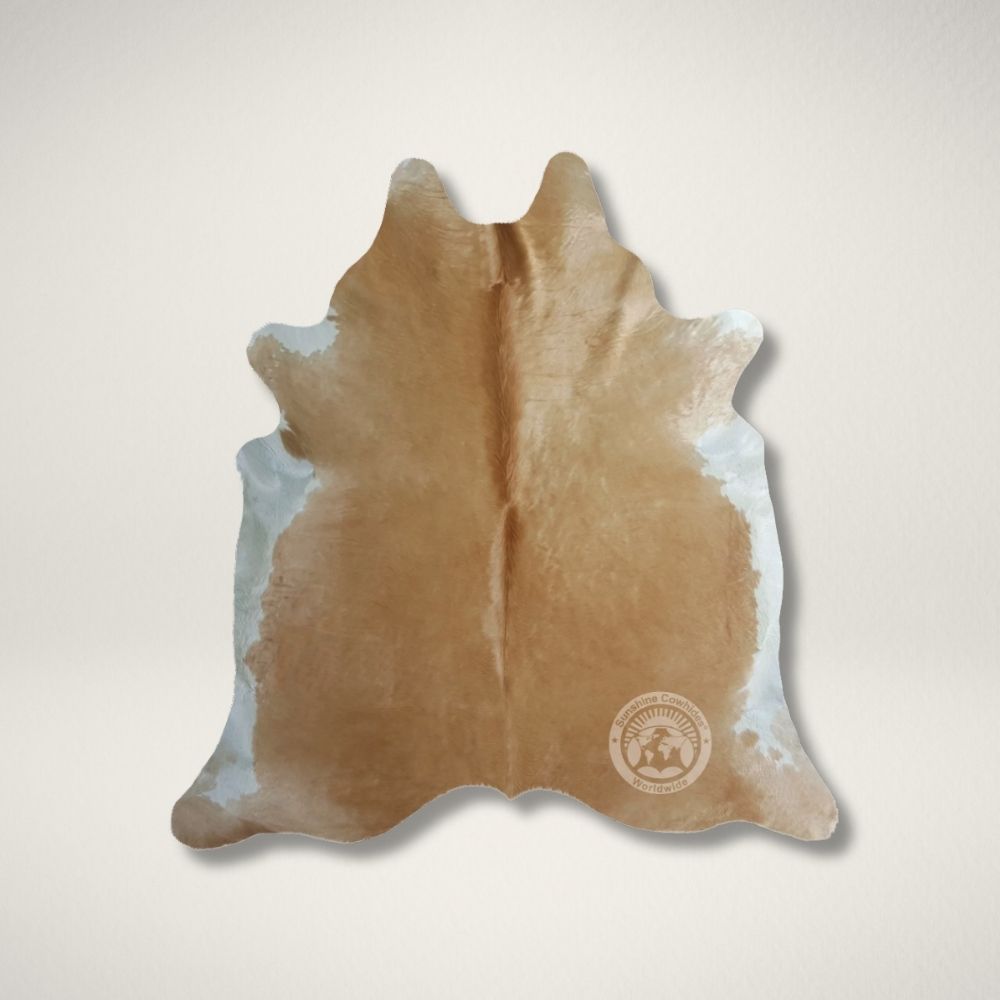 LC BEIGE COWHIDE Natural beige cowhide rug with soft neutral tones and an organic freeform shape.