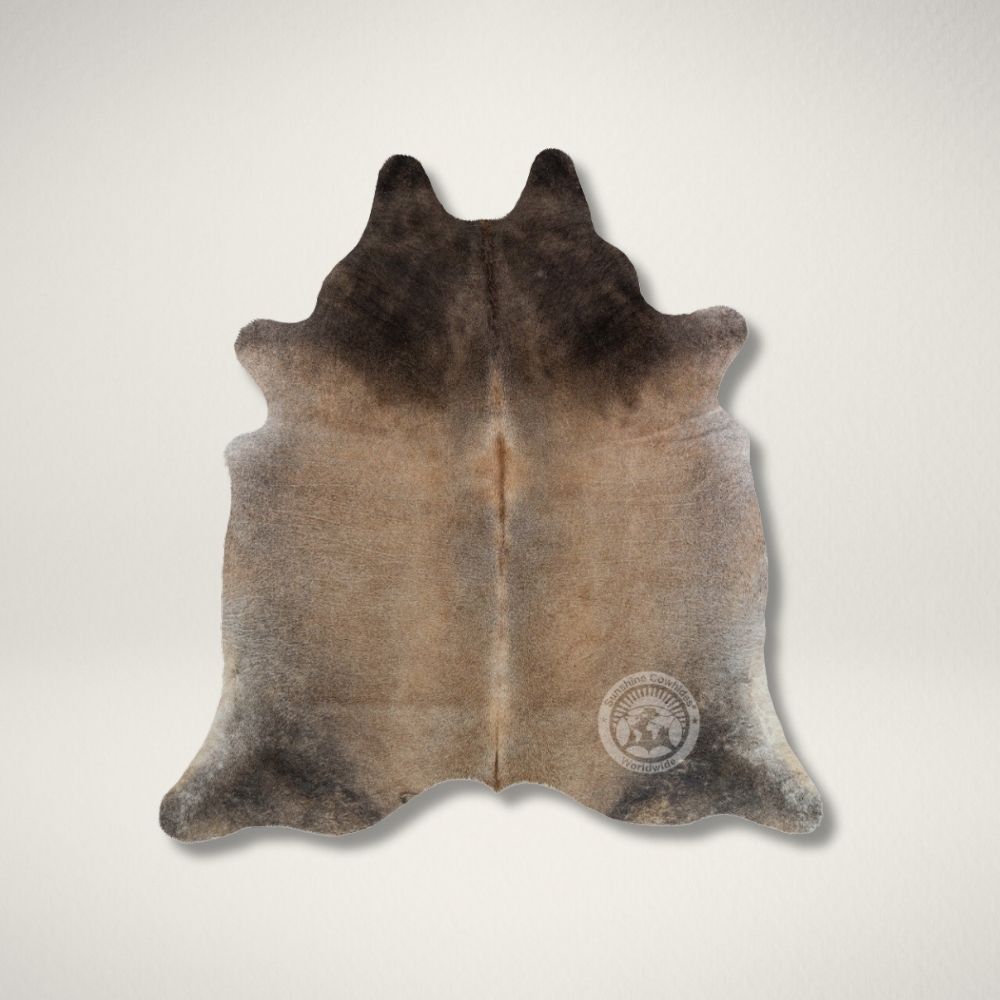 LC GREYISH BEIGE Natural grey-beige cowhide rug featuring soft neutral tones and organic shape.